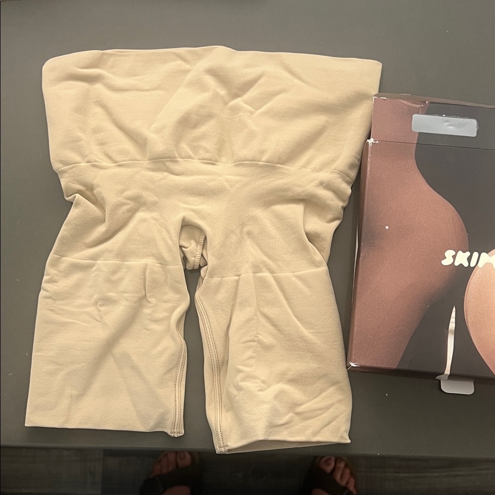 Skims Seamless Sculpt Lifting Short in The Color Clay Size XS